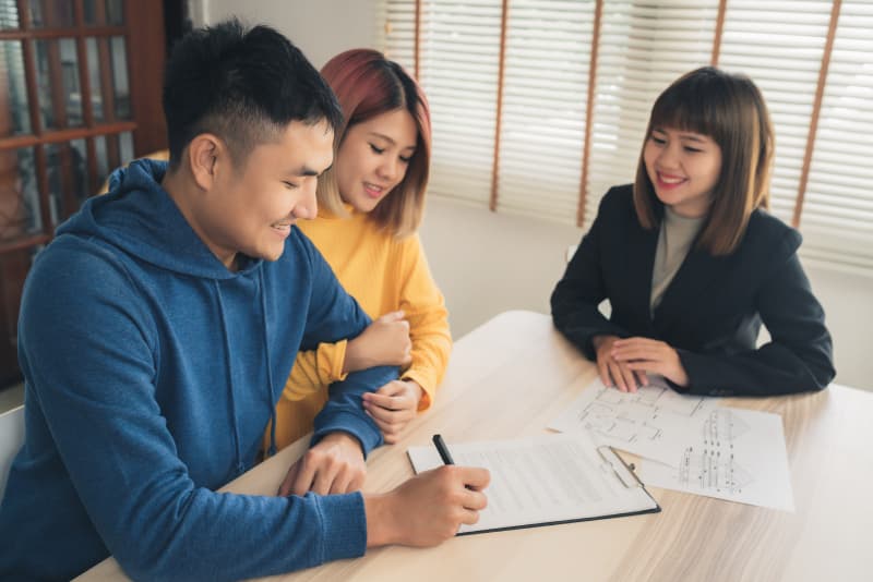 A couple meeting a MaxCredit loan consultant